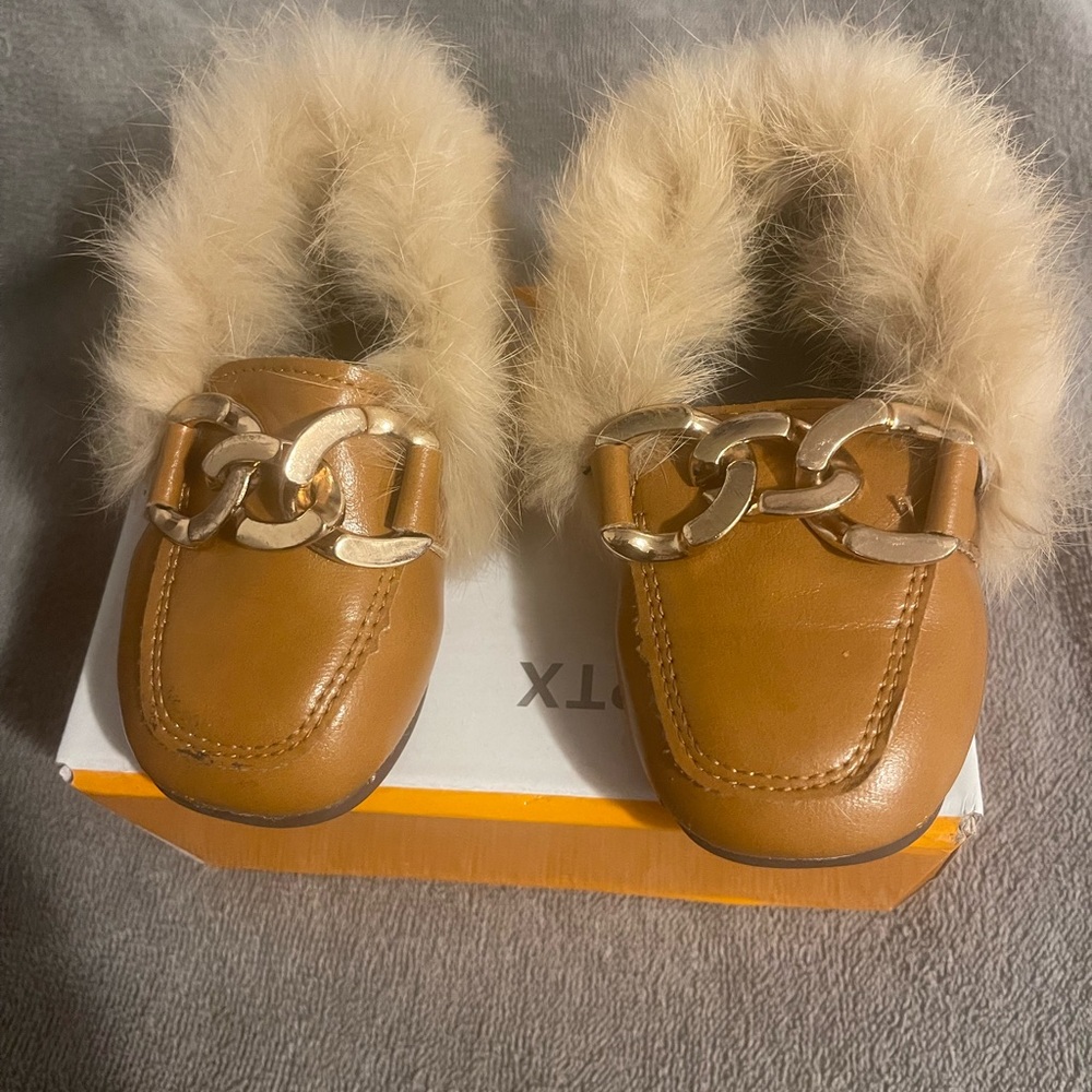 Faux fur slides and it has a strap for support